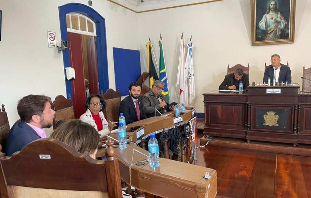 Deputado Miguel Ângelo, vereadores de Ouro Preto e OAB-MG participaram de reunião que recebeu denúncias sobre violência policial no distrito de Antônio Pereira