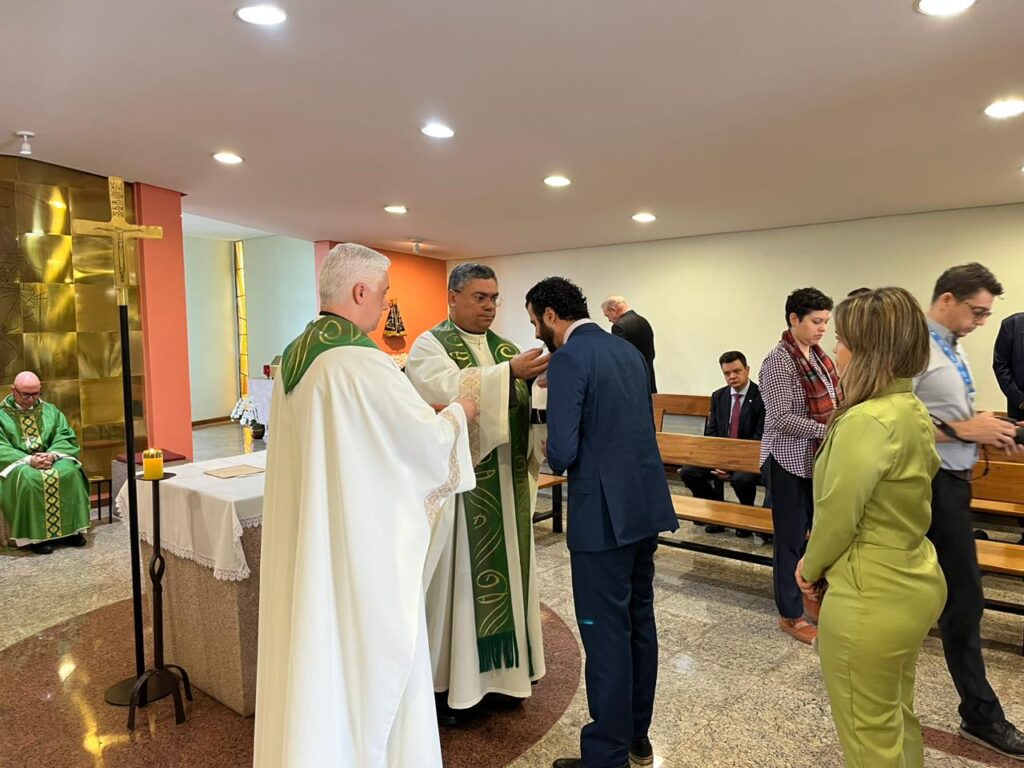 Deputado Miguel Ângelo participa de missa da CNBB com parlamentares católicos.