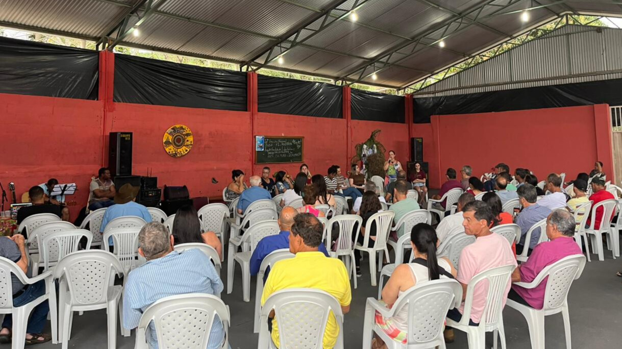 Mais de 100 pessoas se reuniram na cidade de Divino no 14º Encontro de Fé e Política