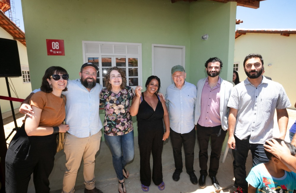 O deputado Miguel Ângelo participou da entrega dos imóveis a mulheres de baixa renda que são chefes de família. Foto: Neno Viana – Prefeitura de Ouro Preto