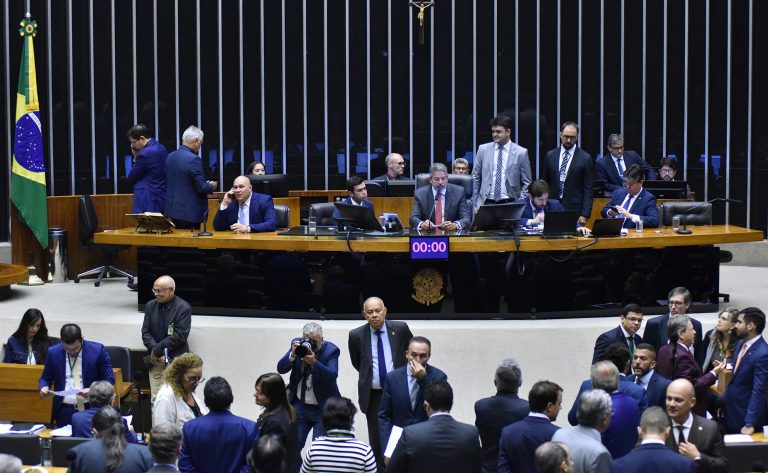 Na reunião de quarta-feira (21), deputados aprovaram vários projetos, dentre os quais, o que estabelece a divulgação da lista de pacfientes para cirurgias pelo SUS.