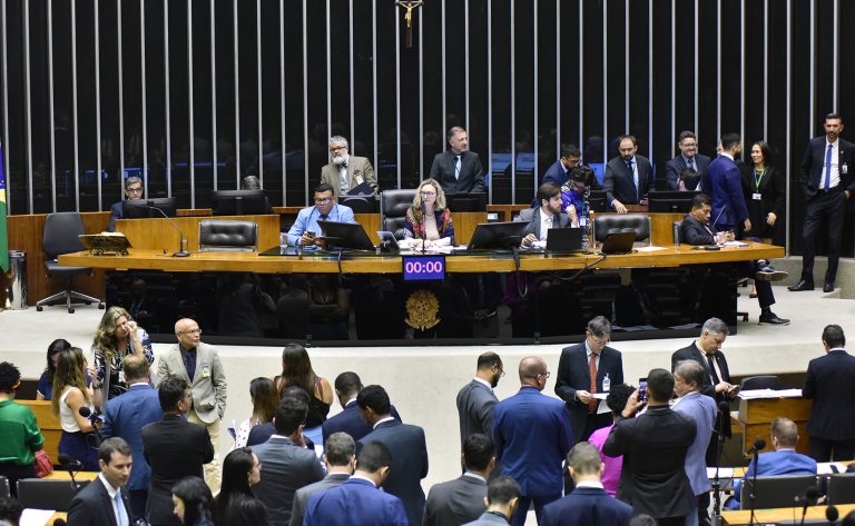 Câmara dos Deputados aprovou regime de urgência para PL que amplia a isenção de Imposto de Renda.