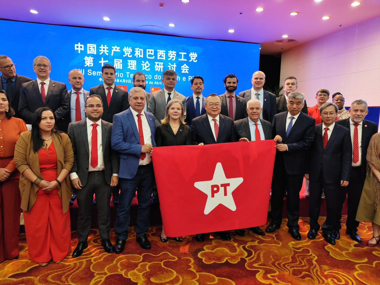 A delegação que participa da visita à China é integrada por dirigentes e lideranças petistas e por deputadas e deputados federais e estaduais de diversos estados brasileiros.